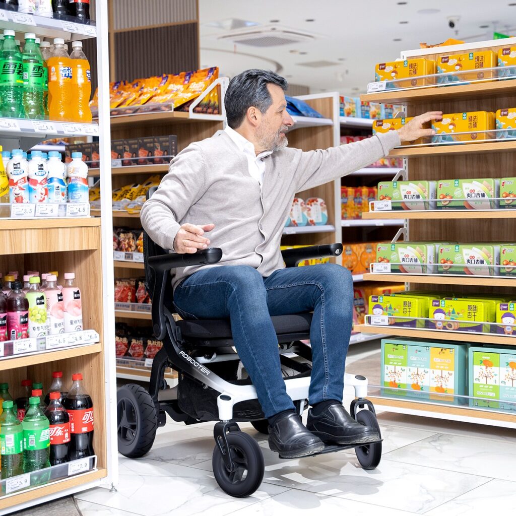 Man shopping from a Robooter E80 in a grocery store aisle